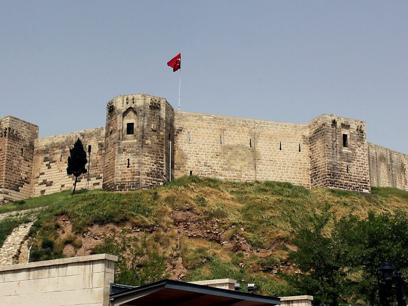 Divan Gaziantep'in bulunduğu kentteki tarihi Gaziantep Kalesi'nin taş surları