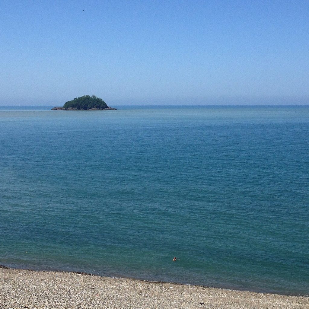 Giresun kıyılarındaki Karadeniz'in ortasında yükselen Giresun Adası'nın deniz üzerindeki görünümü
