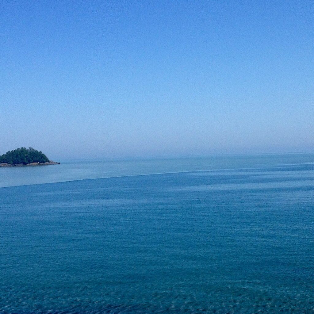 Giresun Adası'nın dalgalarla yıkanan kayalık kıyı şeridinin yakından görünen detayı