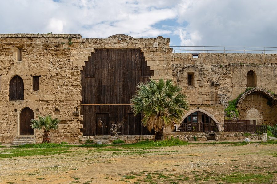 Kuzey Kıbrıs Turu'nda ziyaret edilen Girne Kalesi'nin taş duvarlarla çevrili iç avlusundan görünüm