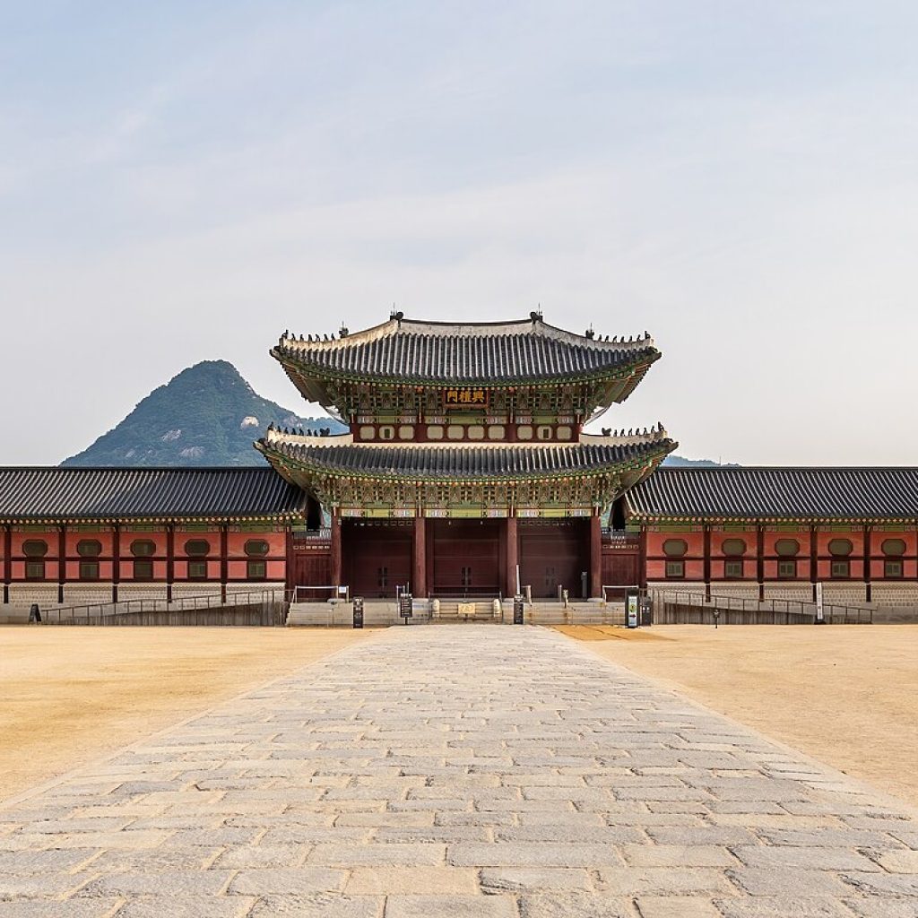 Güney Kore Turu güzergahındaki Gyeongbokgung Sarayı'nın ana giriş kapısı Heungnyemun'un cephe görünümü