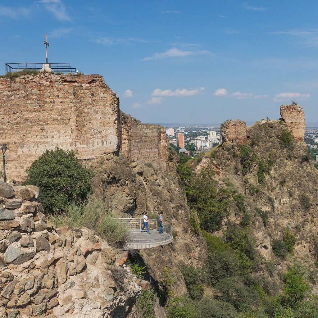 Gürcistan Turu'nda ziyaret edilen Tiflis'teki Narikala Kalesi'nin tepedeki kalıntılarından bir kare