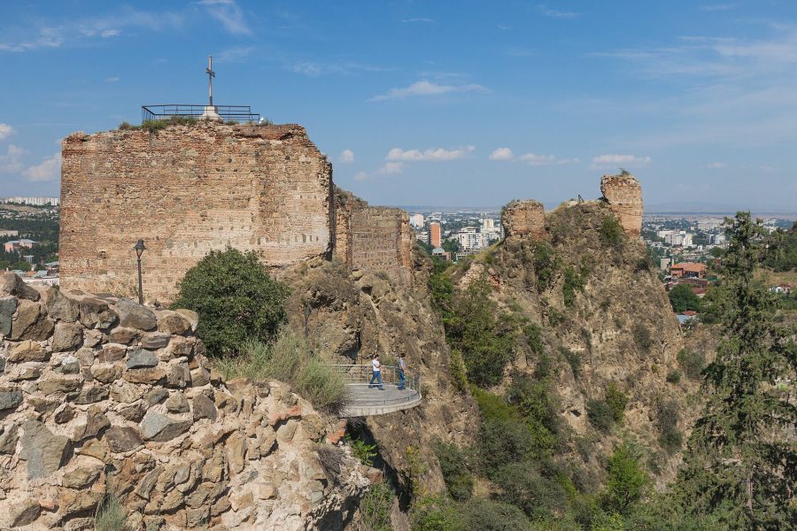 Gürcistan Turu'nda ziyaret edilen Tiflis'teki Narikala Kalesi'nin tepedeki kalıntılarından bir kare