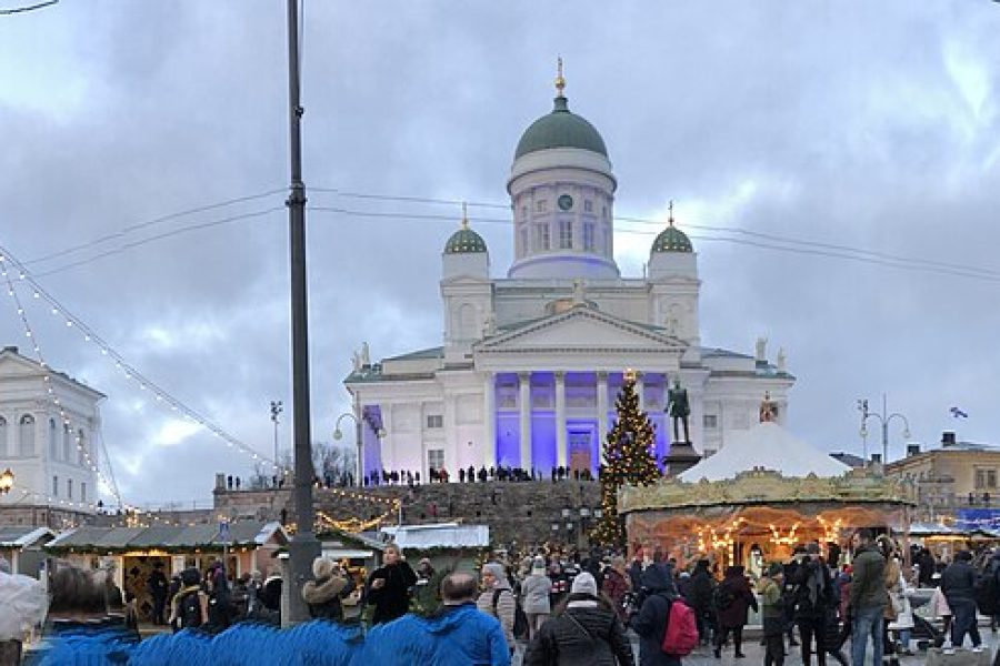 Finlandiya Turu'nda ziyaret edilen Helsinki Senato Meydanı'nın klasik binalarla çevrili genel görünümü