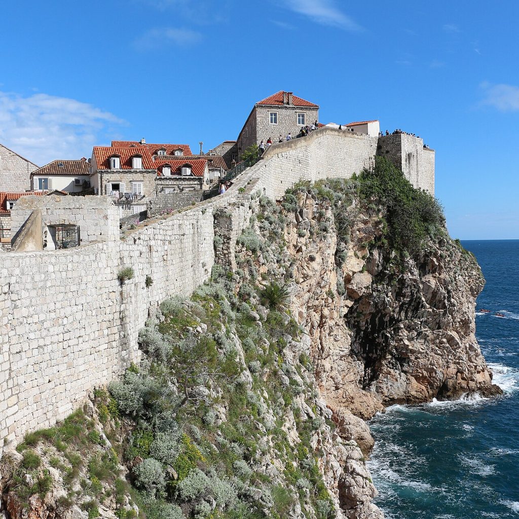 Hırvatistan'daki Dubrovnik eski şehrini çevreleyen taş surların Adriyatik Denizi'ne bakan görünümü