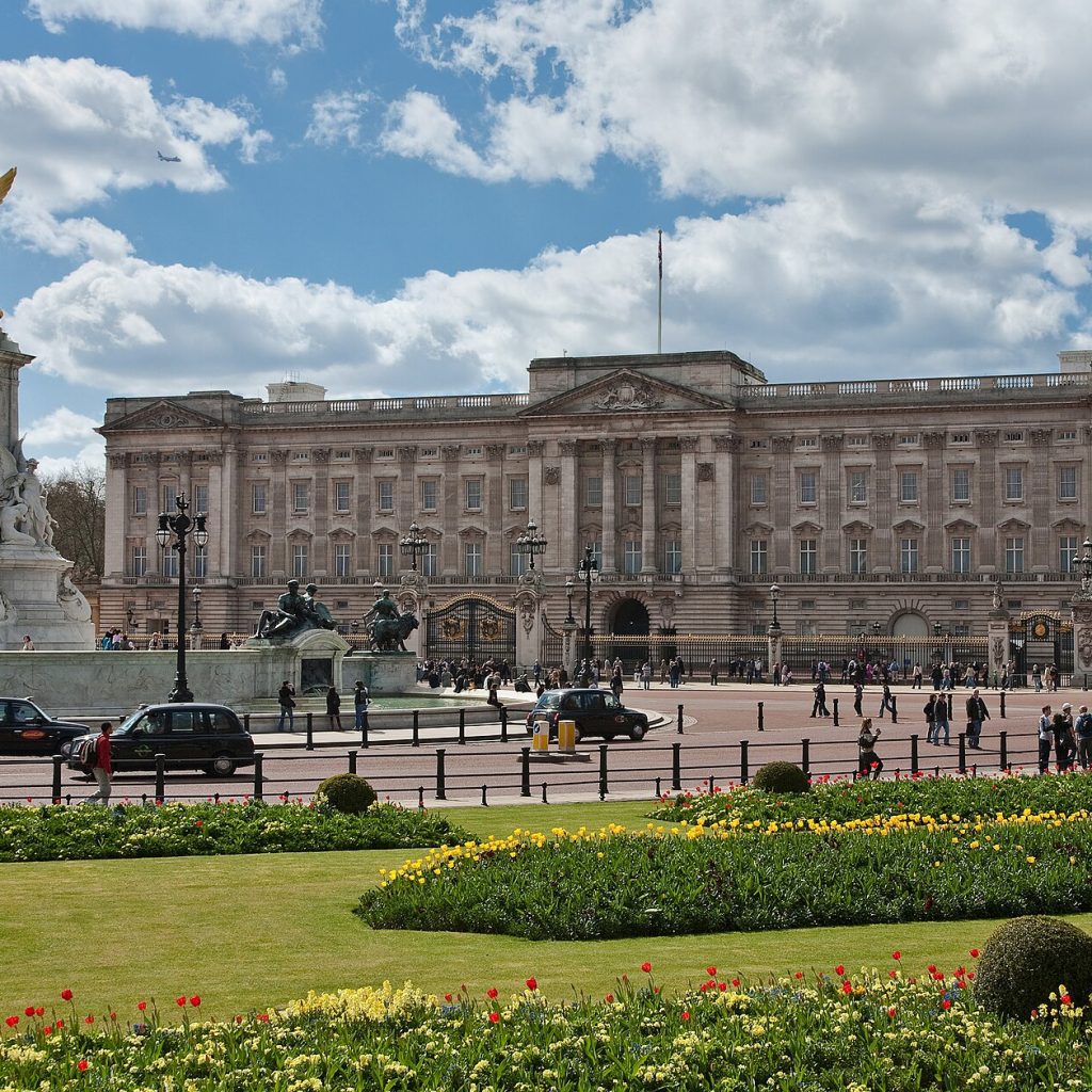 İngiltere'nin başkenti Londra'da yer alan İngiliz kraliyet ailesinin resmi ikametgahı Buckingham Sarayı