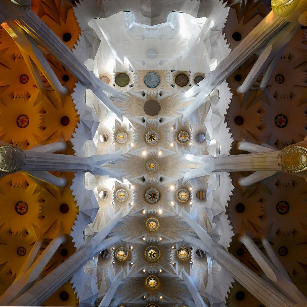 Barcelona Turu güzergahındaki Sagrada Familia'nın Gaudí imzalı yüksek kulelerini gösteren dış cephe