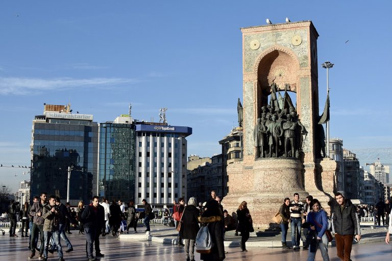 Divan İstanbul — İstanbul Taksim Meydanı'nda yer alan Cumhuriyet Anıtı'nın tarihi görünümü