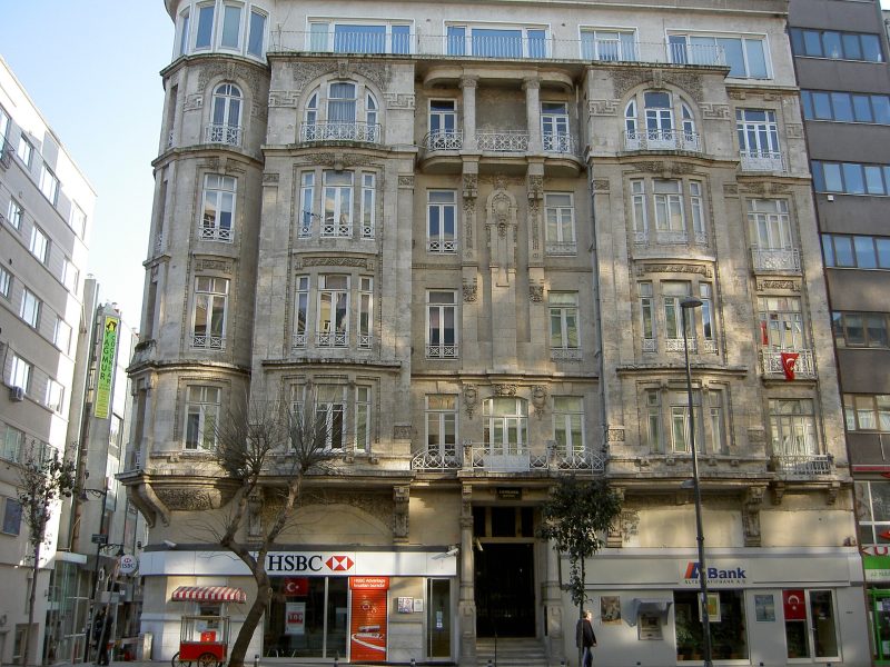 Holiday Inn İstanbul Şişli'nin bulunduğu Osmanbey semtinin canlı cadde ve alışveriş dokusu
