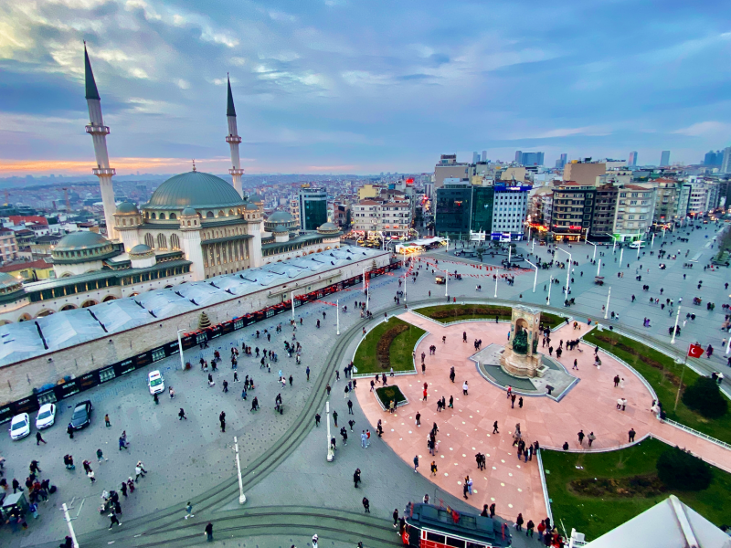 Divan İstanbul'un yakınındaki Taksim Meydanı'ndan kentin kalabalık şehir merkezi