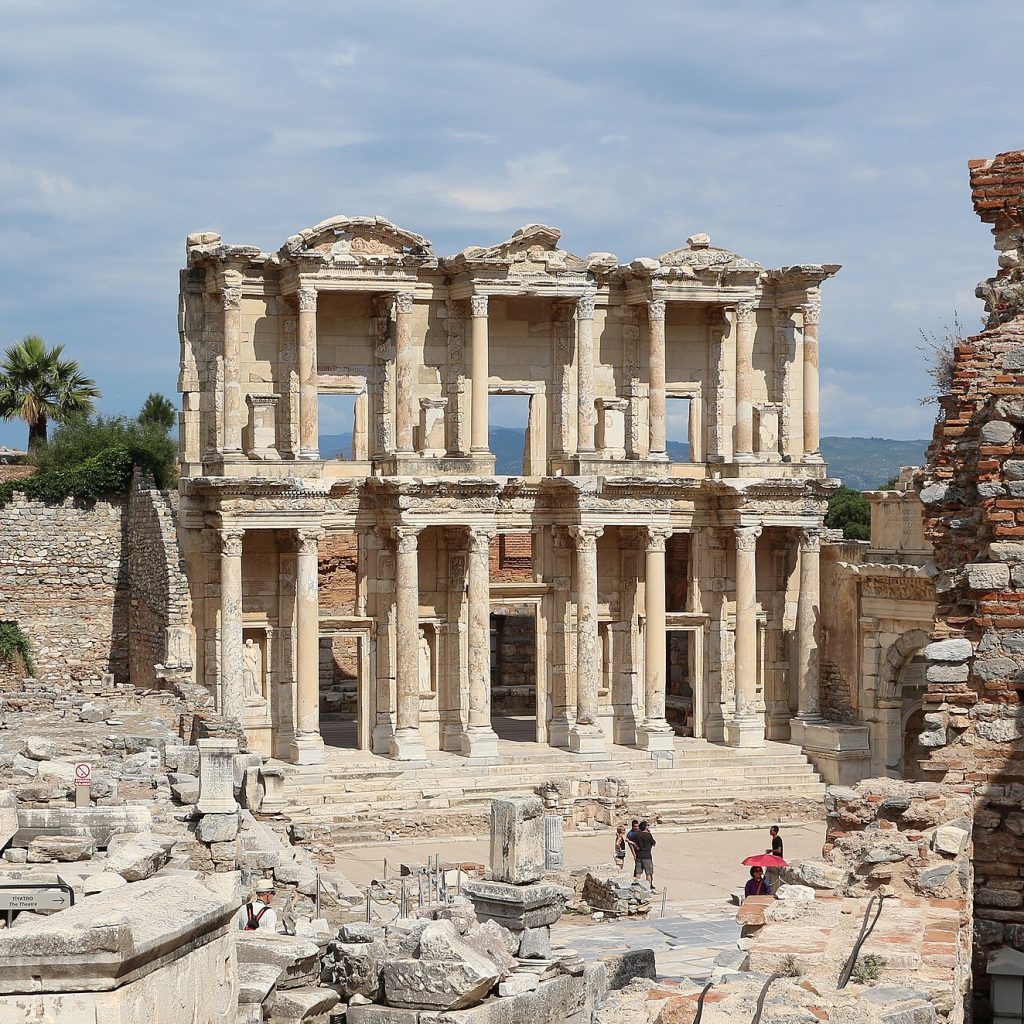 Ege Turu'nda ziyaret edilen Efes Antik Kenti'ndeki Celsus Kütüphanesi'nin iki katlı sütunlu cephesi