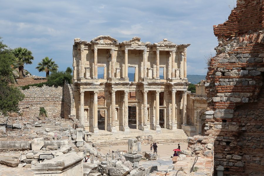 Ege Turu'nda ziyaret edilen Efes Antik Kenti'ndeki Celsus Kütüphanesi'nin iki katlı sütunlu cephesi