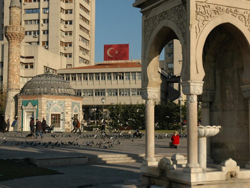 Key Hotel'in bulunduğu İzmir'de Konak Meydanı'ndaki tarihi Saat Kulesi'nin görünümü