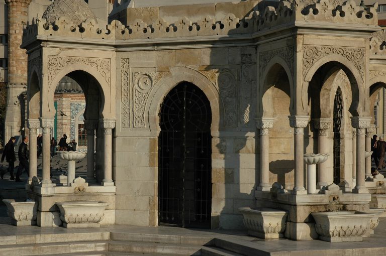 Key Hotel İzmir — İzmir'in tarihi Saat Kulesi çevresindeki Konak Meydanı'nın günlük şehir yaşamı