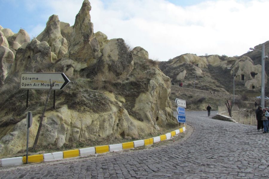 Kapadokya Turu'nda ziyaret edilen Göreme Açık Hava Müzesi'nin peribacaları arasındaki giriş yolu