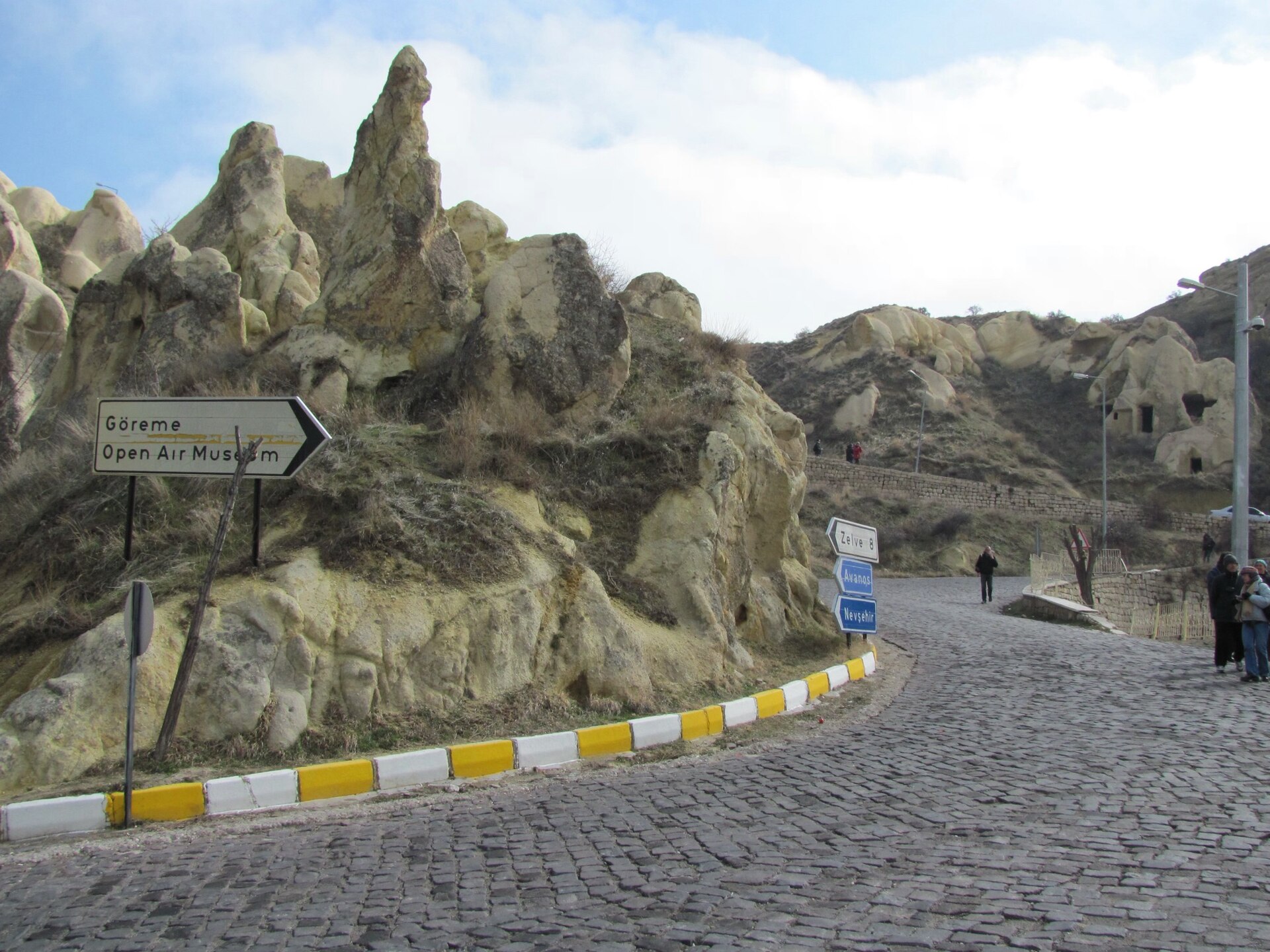 Kapadokya Turu rotasında ziyaret edilen Göreme Açık Hava Müzesi'nin peribacaları arasındaki giriş yolu
