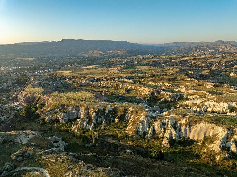 Kayakapı Premium Caves Cappadocia — Ürgüp yakınlarındaki Kızıl Vadi'nin renkli kaya katmanlarını gösteren havadan bir kare
