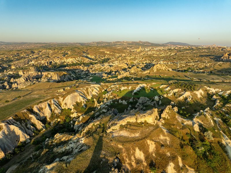 Kayakapı Premium Caves'in bulunduğu Ürgüp çevresindeki peri bacalarının drone görüntüsü
