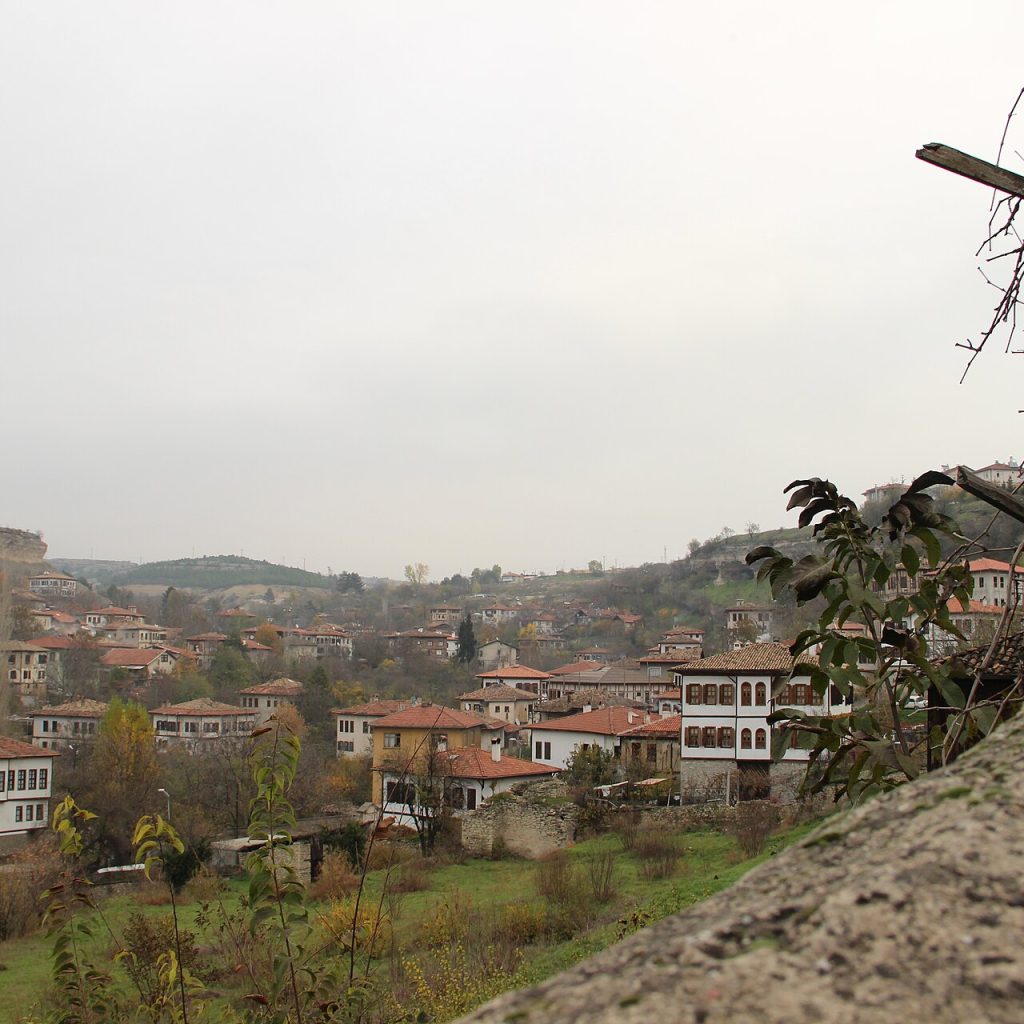 Safranbolu'ya özgü ahşap cumbalı Osmanlı evlerinin sokak boyunca sıralanan görünümü