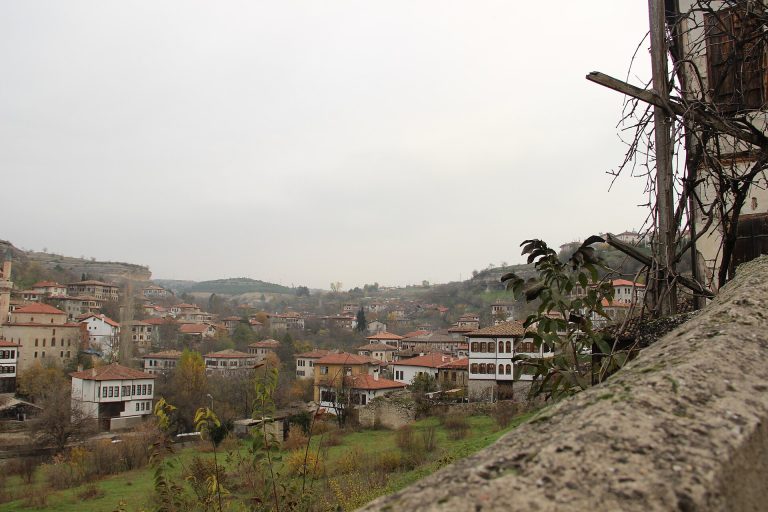 Hilton Garden Inn Safranbolu — Safranbolu'ya özgü ahşap cumbalı Osmanlı evlerinin sokak boyunca sıralanan görünümü
