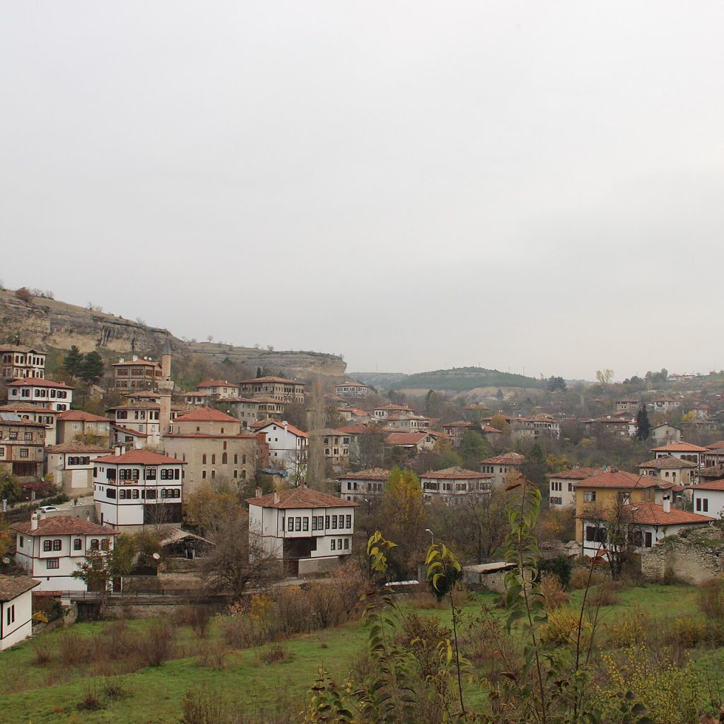Karabük'teki Safranbolu'nun UNESCO korumasındaki ahşap Osmanlı evlerinin sokak görünümü