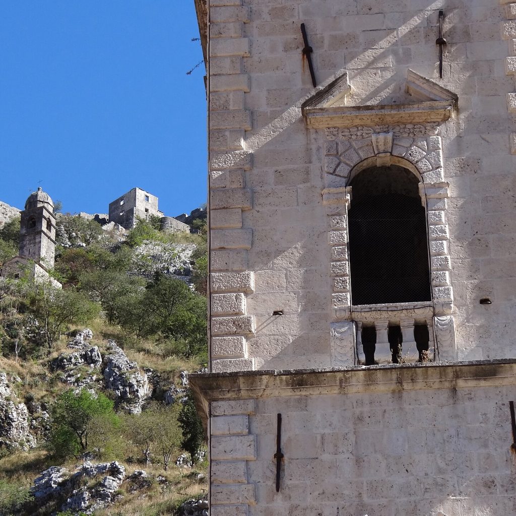 Karadağ'ın Kotor kentindeki dar sokaklara sıralanmış tarihi taş binaların mimari görünümü