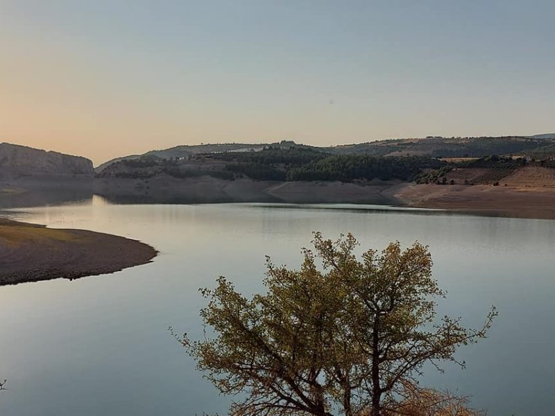 Dorukkaya Ski & Mountain Resort'un bulunduğu Kartalkaya bölgesindeki baraj gölü görünümü