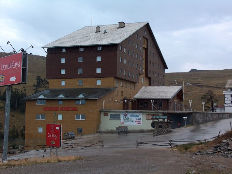 Dorukkaya Ski Mountain Resort — Bolu Kartalkaya kayak merkezinin karla kaplı dağlık arazisinden genel bir görünüm