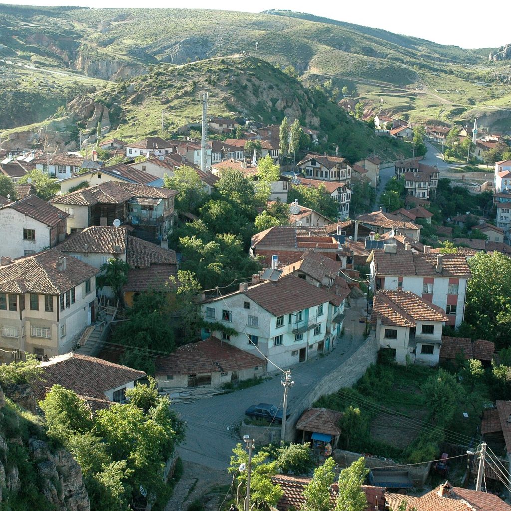 Kastamonu Kalesi'nin yamaca kurulu kalın taş surlarının ve burçlarının yakın görünümü