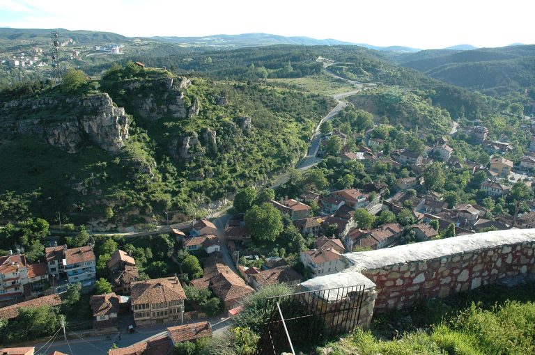 Park Dedeman Kastamonu — Kastamonu'nun tepesindeki kalenin taş duvarları ve çevresindeki şehir dokusu