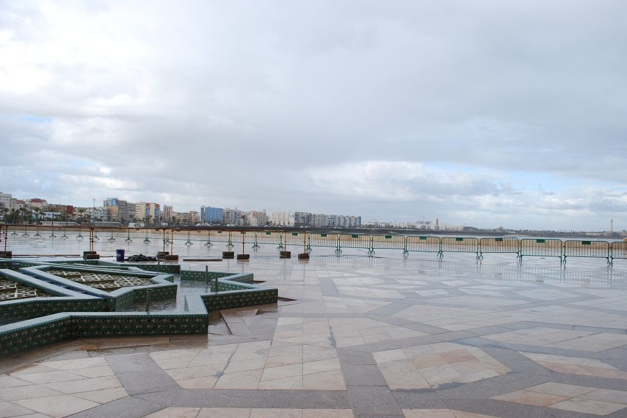 Fas Turu'nda ziyaret edilen Kazablanka'daki Hassan II Camii'nin denize bakan geniş meydanı