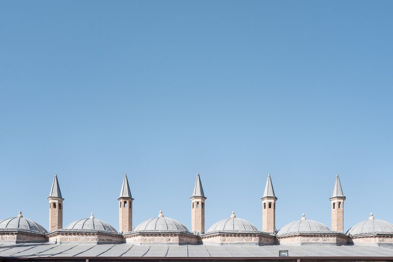 Dedeman Konya Hotel Convention Center — Konya'nın simgesi Mevlana Müzesi'nin turkuaz kubbesi ve tarihi avlu görünümü