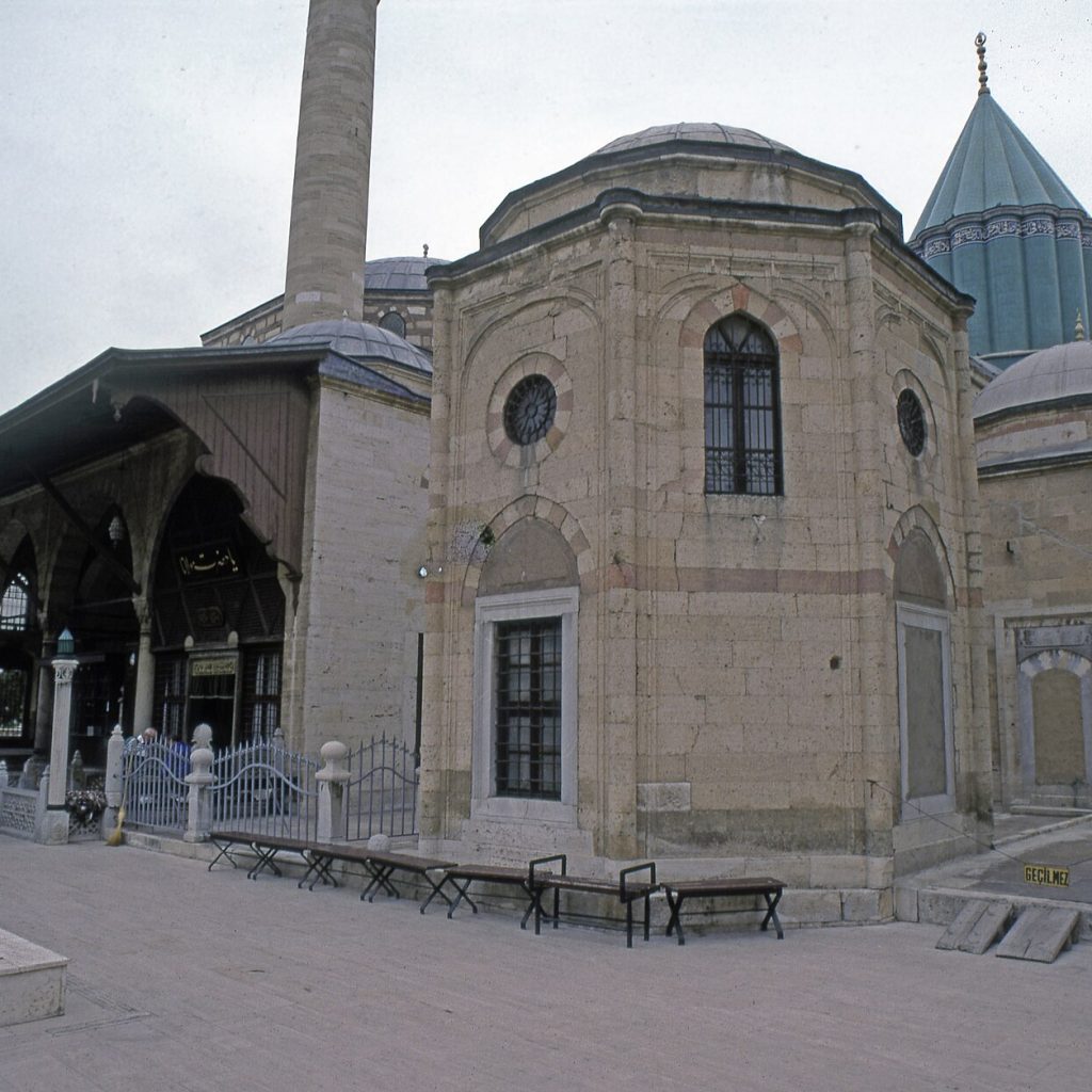 Konya Mevlana Müzesi'nin ziyaretçilerle dolu iç avlusunun tarihi taş dokusu