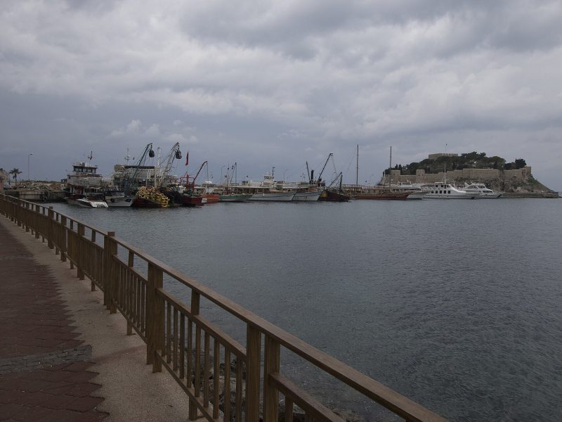 Korumar Hotel De Luxe'ün bulunduğu Kuşadası'ndaki Güvercinada'nın tarihi kale yapısı