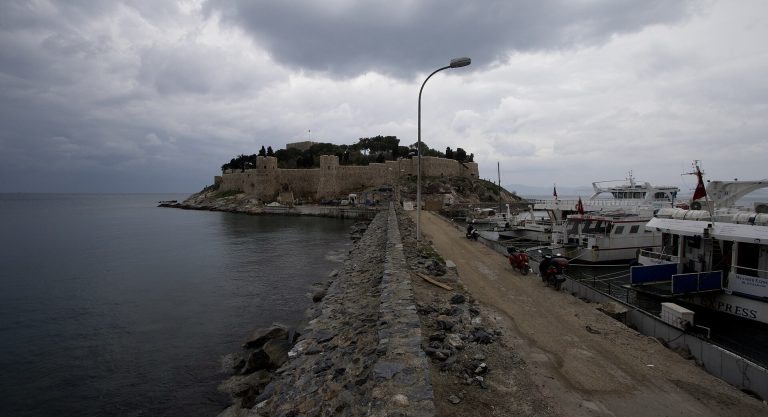 Korumar Hotel De Luxe — Kuşadası Güvercinada'yı ana karaya bağlayan taş köprünün deniz kenarındaki görünümü
