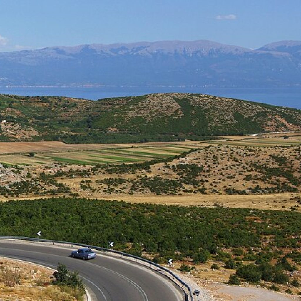 Kuzey Makedonya'daki Ohrid Gölü kıyı şeridinin ve çevresindeki köylerin panoramik görünümü