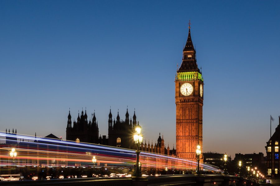 Londra Turu'nda ziyaret edilen Big Ben Saat Kulesi'nin gün batımında Thames Nehri kıyısından görünümü