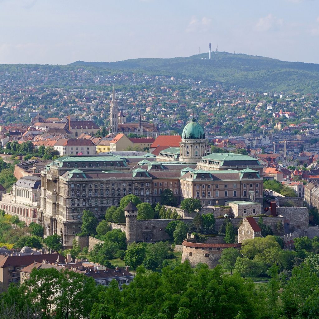 Macaristan'ın Budapeşte kentinde Gellért Tepesi'nden Buda Kalesi'ne bakan geniş manzaranın görünümü