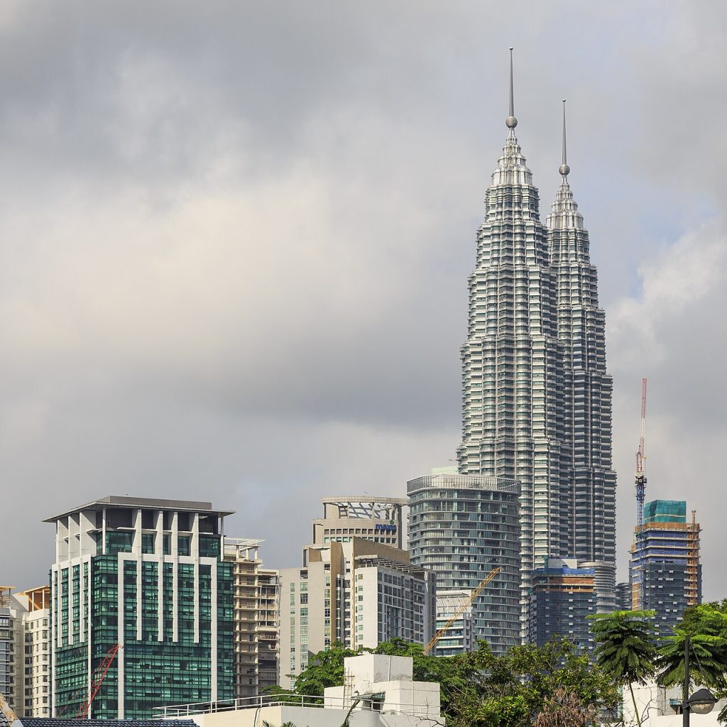 Malezya'nın başkenti Kuala Lumpur'da yükselen ikiz Petronas Kuleleri'nin genel görünümü