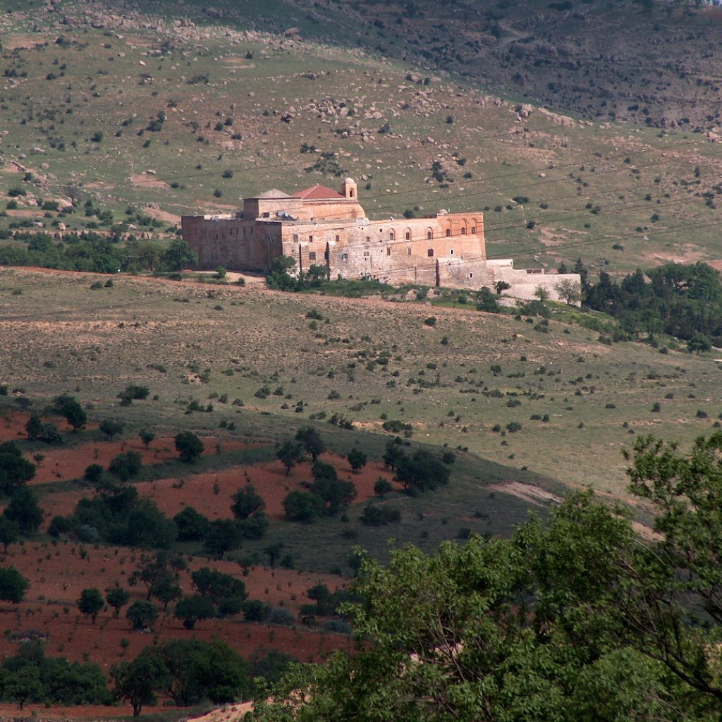 Mardin yakınlarındaki Deyrulzafaran Manastırı'nın sarı taştan inşa edilmiş tarihi binasının görünümü