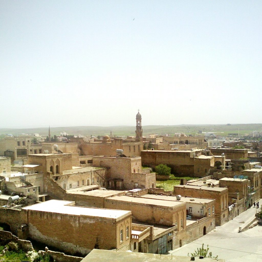 Mardin'in Midyat ilçesindeki geleneksel sarı kalker taşından yapılmış evlerin sokak görünümü