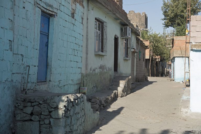 Ramada Plaza Mardin — Mardin'in tarihi taş dokusunu yansıtan, bölgeye açılan eski bir kent kapısının görünümü