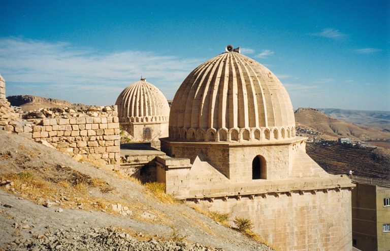 Mardius Tarihi Konak — Mardin'in tarihi merkezindeki Zinciriye Medresesi'nin taş kubbelerinin yakın görünümü