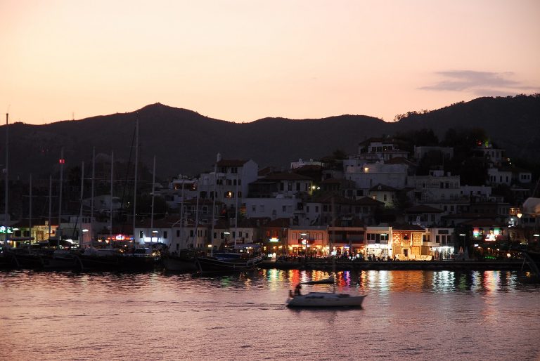 Club Munamar Beach Resort — Muğla'nın Marmaris ilçesinde denizden karaya bakan yeşil tepelerle çevrili kıyı şeridi