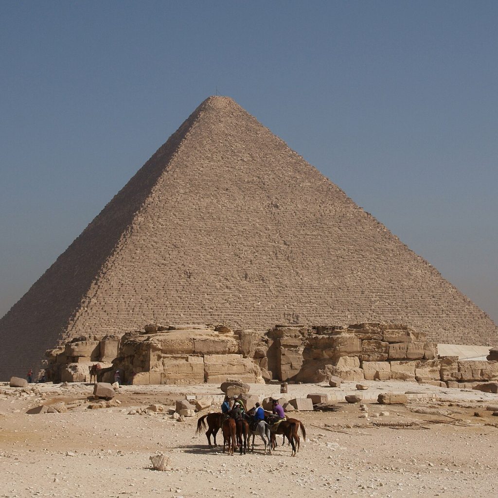 Mısır'ın Giza platosunda yükselen dünyanın yedi harikasından biri olan Büyük Piramit'in görünümü