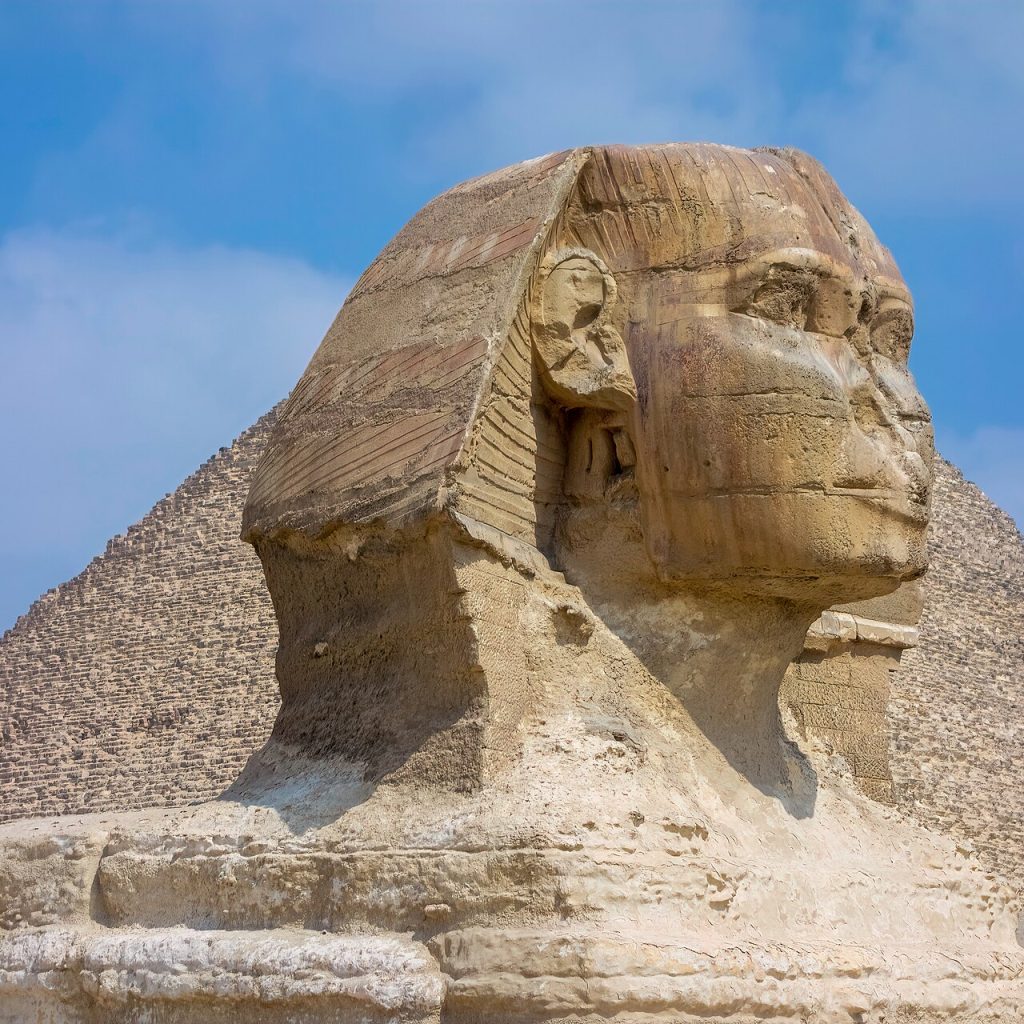 Mısır'daki Giza platosunda piramitlerin önünde uzanan insan başlı aslan gövdeli Büyük Sfenks
