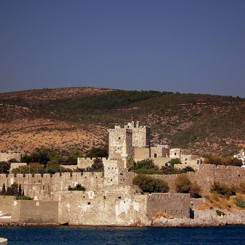Muğla'nın Bodrum ilçesindeki Bodrum Kalesi'nin marina ve limana bakan genel görünümü