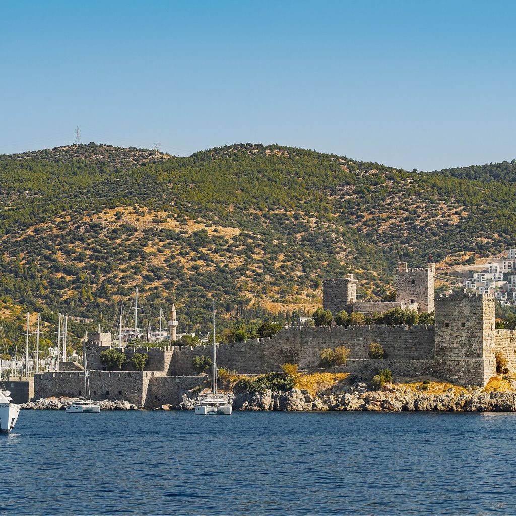 Muğla'daki Bodrum Kalesi'nin kalın taş duvarları ve burçlarıyla ortaçağdan kalma yapısının görünümü
