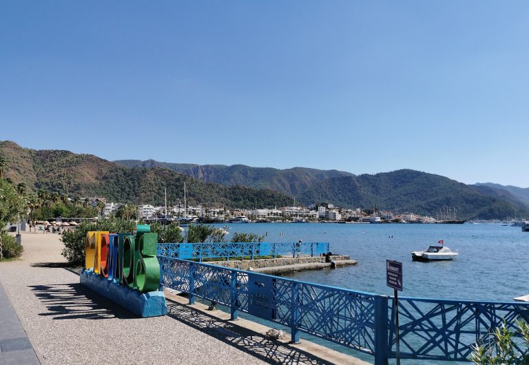 Kempinski Hotel Barbaros Bay Bodrum — Muğla iline bağlı Marmaris'in yeşil tepelerle çevrili sahil şeridinin genel görünümü