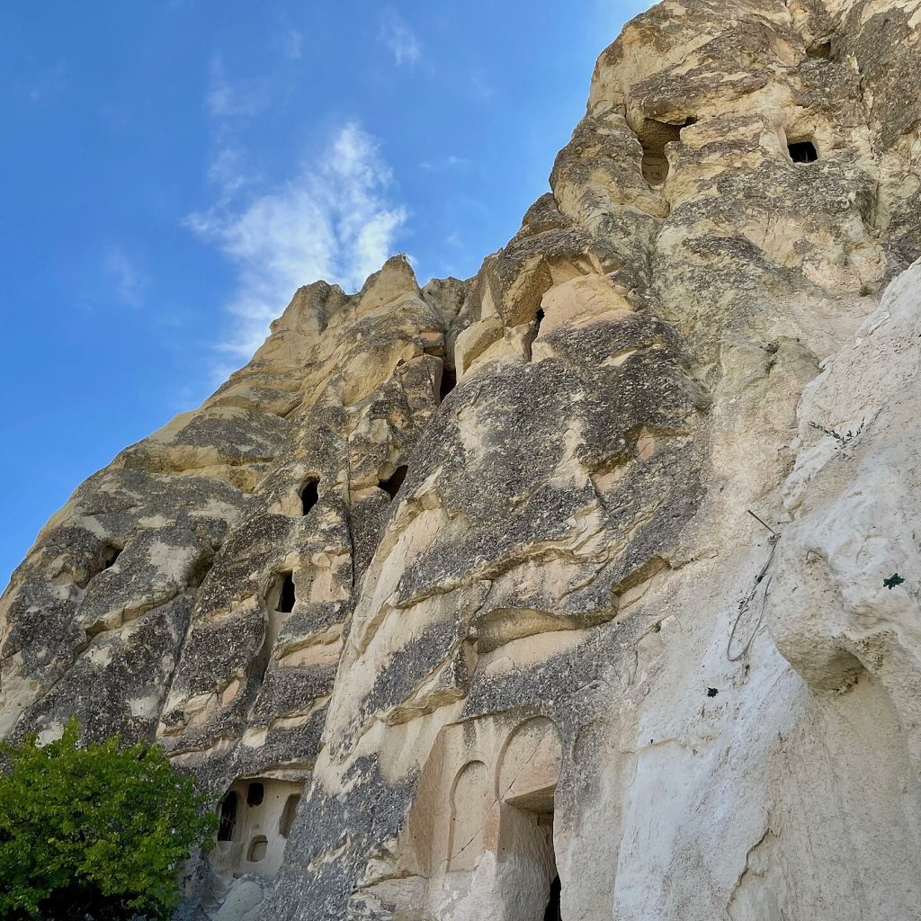 Kapadokya Turu güzergahındaki Göreme Açık Hava Müzesi'nde yer alan kaya oyma peribacalarının genel görünümü